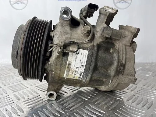 Aircopomp van een Mercedes Vito