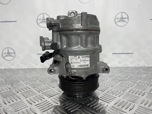 Aircopomp van een Mercedes Vito