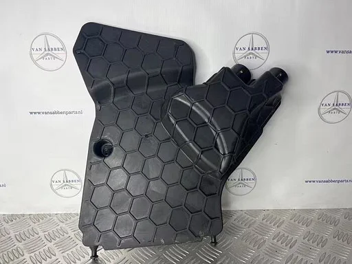 Afdekplaat motor van een Mercedes E-Klasse