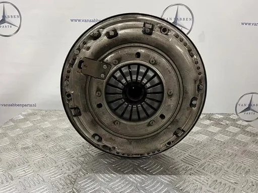 Dubbele massa vliegwiel van een Mercedes C-Klasse