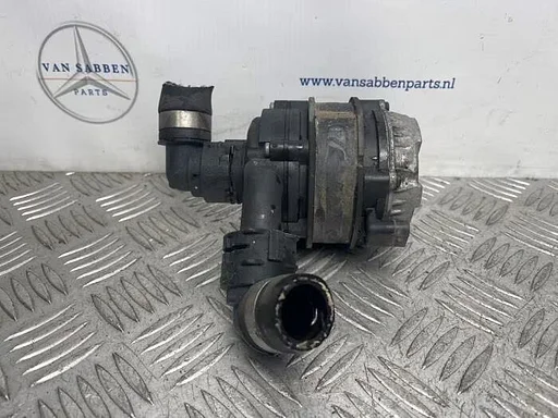 Waterpomp van een Mercedes C-Klasse