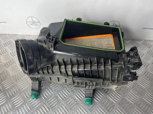 Luchtfilterhuis van een Mercedes Vito