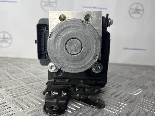 ABS Pomp van een Mercedes Vito