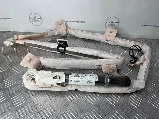Airbag hemel links van een Mercedes C-Klasse