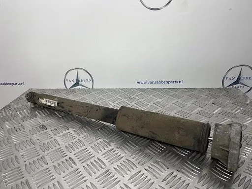 Schokdemper links-achter van een Mercedes C-Klasse