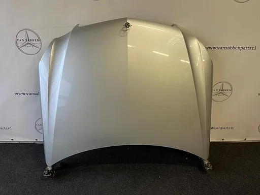 Motorkap van een Mercedes E-Klasse (775)