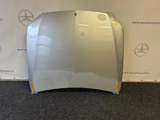 Motorkap van een Mercedes E-Klasse (775)