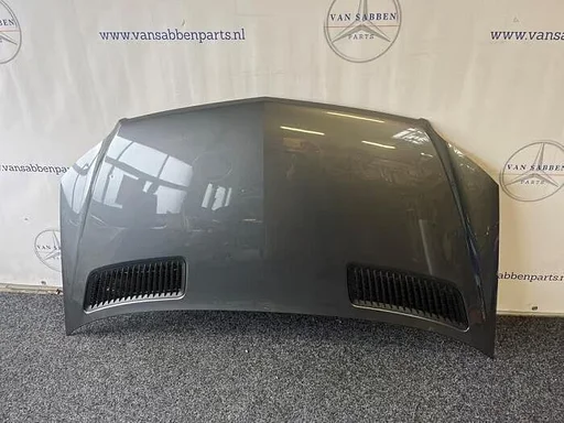 Motorkap van een Mercedes Sprinter