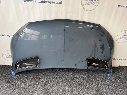 Motorkap van een Mercedes Sprinter (197)