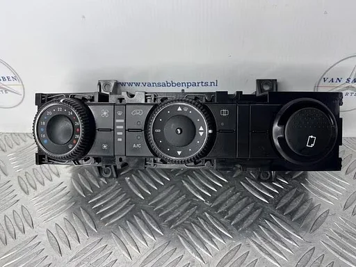 Kachel Bedieningspaneel van een Mercedes Sprinter