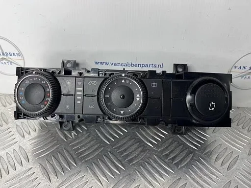 Kachel Bedieningspaneel van een Mercedes Sprinter