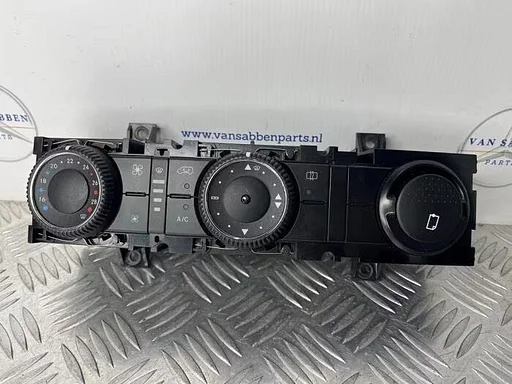 Kachel Bedieningspaneel van een Mercedes Sprinter