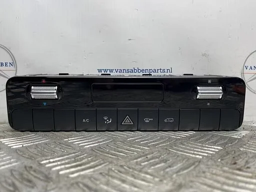 Kachel Bedieningspaneel van een Mercedes Sprinter