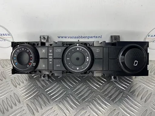Kachel Bedieningspaneel van een Mercedes Sprinter