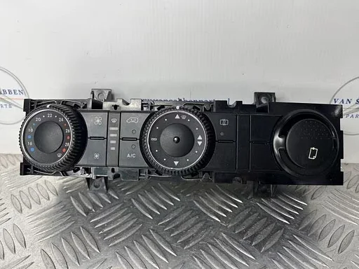 Kachel Bedieningspaneel van een Mercedes Sprinter