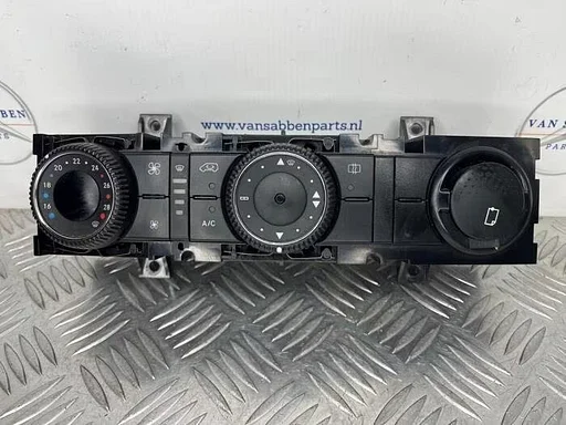 Kachel Bedieningspaneel van een Mercedes Sprinter