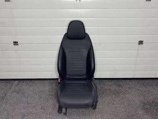 Stoel links van een Mercedes C-Klasse