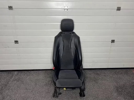 Stoel links van een Mercedes E-Klasse
