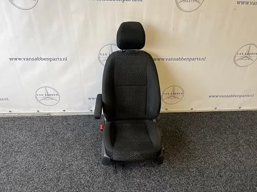 Stoel links van een Mercedes Vito