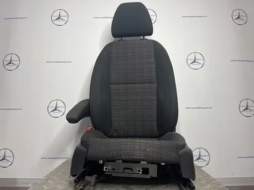Stoel links van een Mercedes Vito