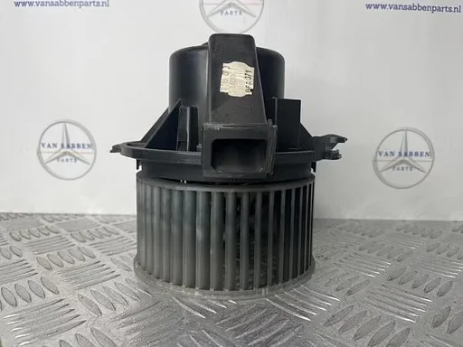 Kachel Ventilatiemotor van een Mercedes Sprinter
