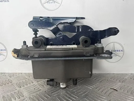 Motorkap Scharnier van een Mercedes E-Klasse