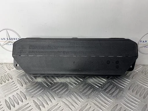 Knie airbag van een Mercedes C-Klasse