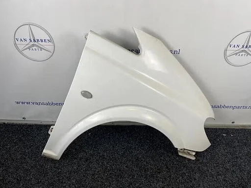 Scherm rechts-voor van een Mercedes Vito (147)