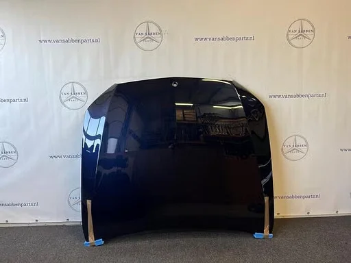 Motorkap van een Mercedes E-Klasse (890)