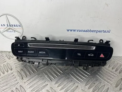 Bediening boordcomputer van een Mercedes C-Klasse