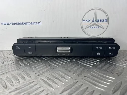 Bediening boordcomputer van een Mercedes Sprinter