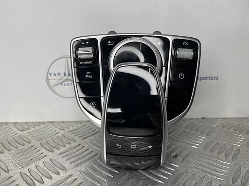 Regelunit Multi Media van een Mercedes C-Klasse