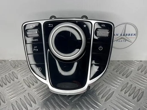 Regelunit Multi Media van een Mercedes C-Klasse