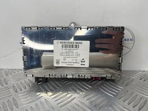 Radio module van een Mercedes ML-Klasse