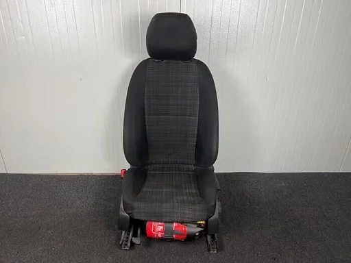 Stoel links van een Mercedes Vito