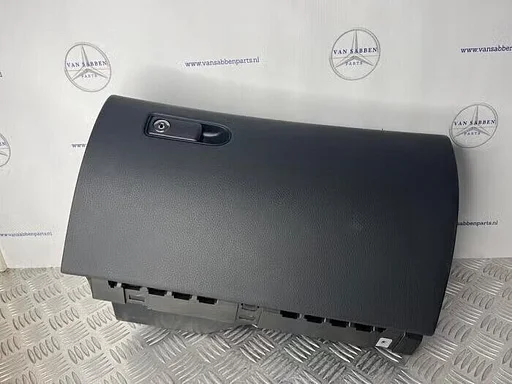 Dashboardkastje van een Mercedes C-Klasse
