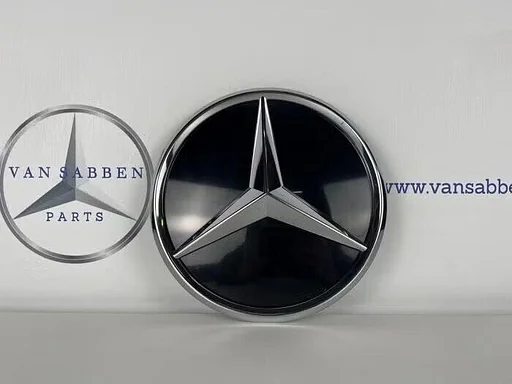Embleem van een Mercedes C-Klasse