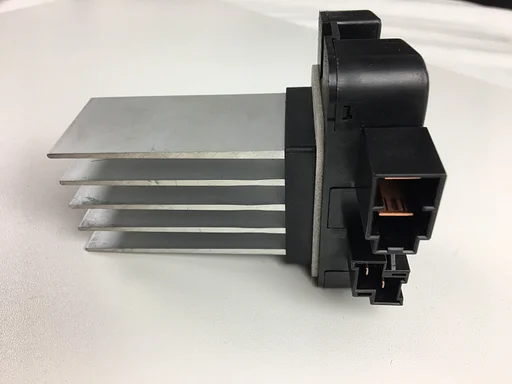 Volvo Voorschakelweerstand kachelmotor met airco 850 4-deurs chassis -131.295 5deurs ch -37363 (RUIL) Volvo onderdeel nr 6811581