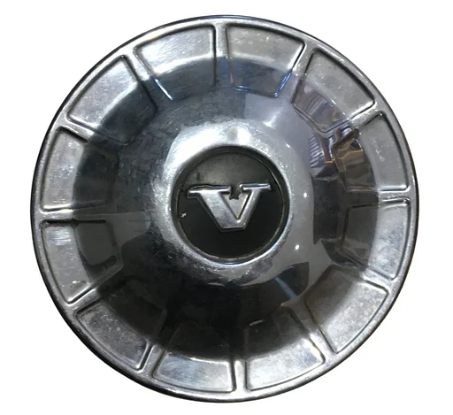 Volvo Wieldop 140  RVS  met zwart rondje om de V (eerste type) NOS Volvo onderdeel nr 677282U gebruikt