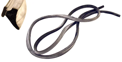 Volvo Rubber portier P1800 onderzijde links origineel model Volvo onderdeel nr 672152