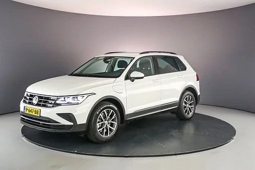 Volkswagen Tiguan Life 1.4 TSI eHybrid 245pk DSG automatic trailer coupling Adaptive cruise control, Elektrische achterklep, navigatie, Achteruitrijcamera, air conditioning DAB, Parkeersensoren, LED verlichting, heated seats