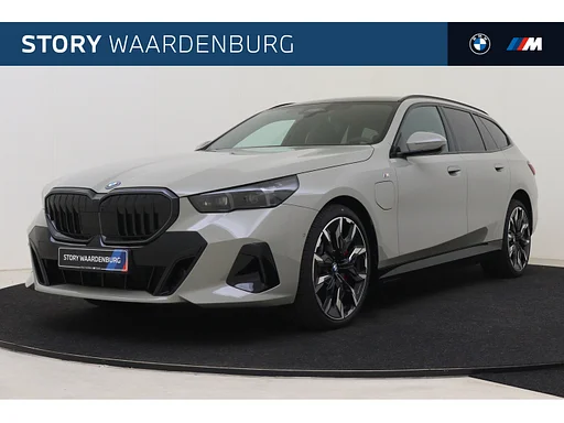 BMW 550 5 Serie Touring 550e xDrive M Sport automática / Telhado de pano / carro de reboque / Bowers & Wilkins / M Multifunctionele Stoelen / Adaptief M Onderstel Professional / Parking Assistant Professional