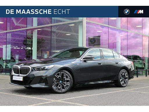 BMW 530 5 Serie 530e M Sport automática / Telhado de pano / Parking Assistant Professional / Adaptieve LED / Comfort Access / Stoelventilatie / Stuurverwarming / M Sportonderstel