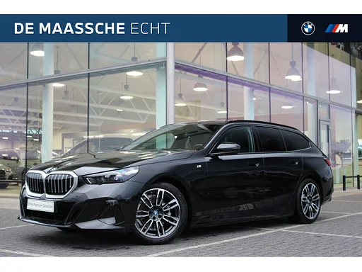 BMW 530 5 Serie Touring 530e M Sport Automaat / Panoramadak / Trekhaak / Achteruitrijcamera / Adaptieve LED / M Sportonderstel / Stoelverwarming