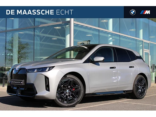 BMW iX xDrive45 M Sport / Panoramadak Sky Lounge / Trekhaak / M Multifunctionele Stoelen / Soft-Close / Parking Assistant Professional / Active Steering