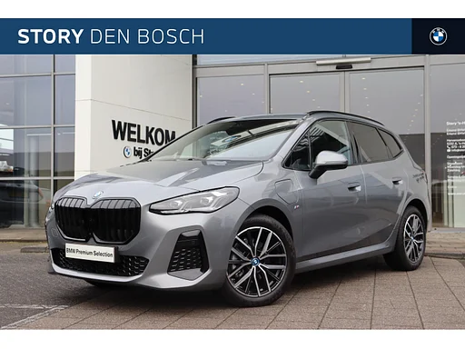 BMW 225 Active Tourer 2 Serie 225e xDrive High Executive M Sport Automaat / Panoramadak / Trekhaak / Sportstoelen / M Adaptief onderstel / Head-Up / Adaptieve LED / Parking Assistant Plus