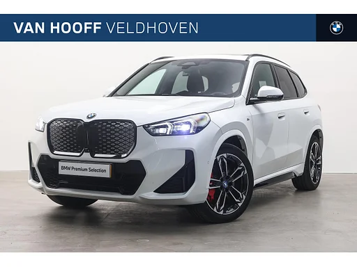 BMW iX1 eDrive20 High Executive M Sport / trailer coupling / panorama roof / Sports seats / Comfort Access / Adaptieve LED / Head-Up / Parking Assistant Plus