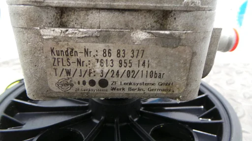 VOLVO V70 STUURPOMP 2002