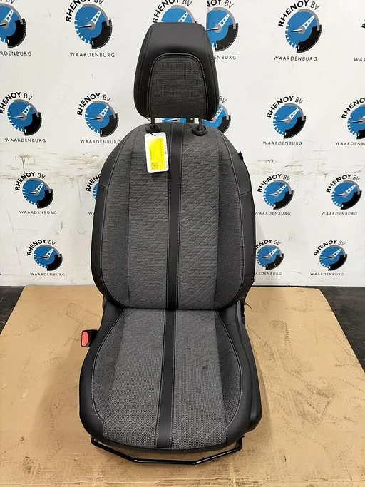 PEUGEOT 208 PureTech100 STOEL VOOR 2024