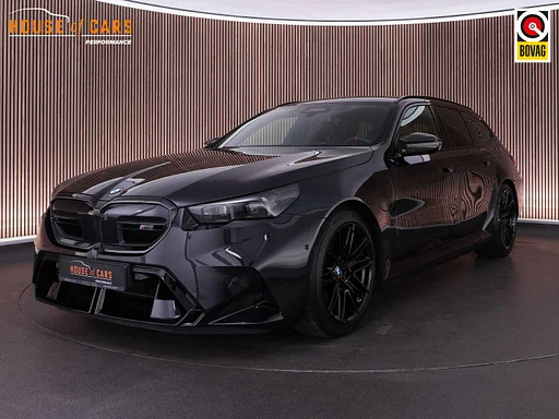 BMW M5 5-serie Touring |BTW-auto|B&W|pano|M-drive prof|iconic glow|carbon interieur|stoelverwarming & verkoeling|Apple Carplay